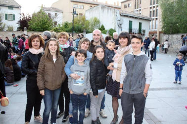 Un año más, gaiteros y dantzaris de Aoiz se retaron en una prueba 'de aguante' conocida popularmente como la jota del Chocolate. Los vecinos de esta localidad se volcaron con esta tradición, que da cierre cada año a las fiestas de San Isidro. El programa festivo se prolongó desde el 12 hasta el 15 de mayo, e incluyó torneos deportivos, gastronomía, mercado artesano y un sinfín de actividades dirigidas a todos los públicos.