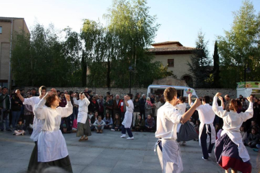 Un año más, gaiteros y dantzaris de Aoiz se retaron en una prueba 'de aguante' conocida popularmente como la jota del Chocolate. Los vecinos de esta localidad se volcaron con esta tradición, que da cierre cada año a las fiestas de San Isidro. El programa festivo se prolongó desde el 12 hasta el 15 de mayo, e incluyó torneos deportivos, gastronomía, mercado artesano y un sinfín de actividades dirigidas a todos los públicos.