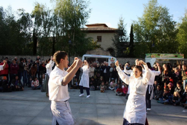 Un año más, gaiteros y dantzaris de Aoiz se retaron en una prueba 'de aguante' conocida popularmente como la jota del Chocolate. Los vecinos de esta localidad se volcaron con esta tradición, que da cierre cada año a las fiestas de San Isidro. El programa festivo se prolongó desde el 12 hasta el 15 de mayo, e incluyó torneos deportivos, gastronomía, mercado artesano y un sinfín de actividades dirigidas a todos los públicos.
