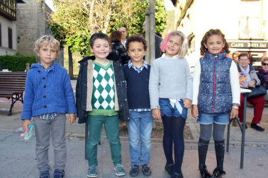 Un año más, gaiteros y dantzaris de Aoiz se retaron en una prueba 'de aguante' conocida popularmente como la jota del Chocolate. Los vecinos de esta localidad se volcaron con esta tradición, que da cierre cada año a las fiestas de San Isidro. El programa festivo se prolongó desde el 12 hasta el 15 de mayo, e incluyó torneos deportivos, gastronomía, mercado artesano y un sinfín de actividades dirigidas a todos los públicos.