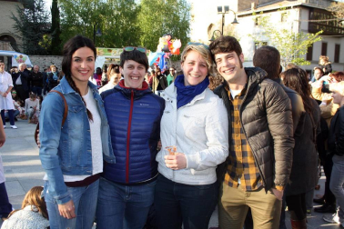 Un año más, gaiteros y dantzaris de Aoiz se retaron en una prueba 'de aguante' conocida popularmente como la jota del Chocolate. Los vecinos de esta localidad se volcaron con esta tradición, que da cierre cada año a las fiestas de San Isidro. El programa festivo se prolongó desde el 12 hasta el 15 de mayo, e incluyó torneos deportivos, gastronomía, mercado artesano y un sinfín de actividades dirigidas a todos los públicos.