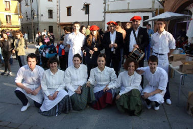 Un año más, gaiteros y dantzaris de Aoiz se retaron en una prueba 'de aguante' conocida popularmente como la jota del Chocolate. Los vecinos de esta localidad se volcaron con esta tradición, que da cierre cada año a las fiestas de San Isidro. El programa festivo se prolongó desde el 12 hasta el 15 de mayo, e incluyó torneos deportivos, gastronomía, mercado artesano y un sinfín de actividades dirigidas a todos los públicos.