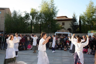 Un año más, gaiteros y dantzaris de Aoiz se retaron en una prueba 'de aguante' conocida popularmente como la jota del Chocolate. Los vecinos de esta localidad se volcaron con esta tradición, que da cierre cada año a las fiestas de San Isidro. El programa festivo se prolongó desde el 12 hasta el 15 de mayo, e incluyó torneos deportivos, gastronomía, mercado artesano y un sinfín de actividades dirigidas a todos los públicos.