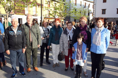 Un año más, gaiteros y dantzaris de Aoiz se retaron en una prueba 'de aguante' conocida popularmente como la jota del Chocolate. Los vecinos de esta localidad se volcaron con esta tradición, que da cierre cada año a las fiestas de San Isidro. El programa festivo se prolongó desde el 12 hasta el 15 de mayo, e incluyó torneos deportivos, gastronomía, mercado artesano y un sinfín de actividades dirigidas a todos los públicos.