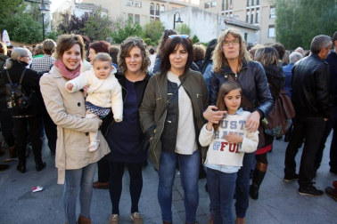 Un año más, gaiteros y dantzaris de Aoiz se retaron en una prueba 'de aguante' conocida popularmente como la jota del Chocolate. Los vecinos de esta localidad se volcaron con esta tradición, que da cierre cada año a las fiestas de San Isidro. El programa festivo se prolongó desde el 12 hasta el 15 de mayo, e incluyó torneos deportivos, gastronomía, mercado artesano y un sinfín de actividades dirigidas a todos los públicos.