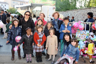 Un año más, gaiteros y dantzaris de Aoiz se retaron en una prueba 'de aguante' conocida popularmente como la jota del Chocolate. Los vecinos de esta localidad se volcaron con esta tradición, que da cierre cada año a las fiestas de San Isidro. El programa festivo se prolongó desde el 12 hasta el 15 de mayo, e incluyó torneos deportivos, gastronomía, mercado artesano y un sinfín de actividades dirigidas a todos los públicos.