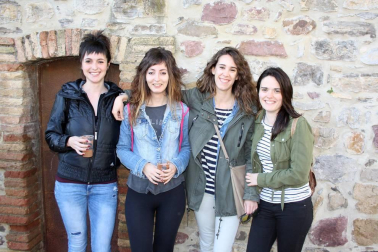 Un año más, gaiteros y dantzaris de Aoiz se retaron en una prueba 'de aguante' conocida popularmente como la jota del Chocolate. Los vecinos de esta localidad se volcaron con esta tradición, que da cierre cada año a las fiestas de San Isidro. El programa festivo se prolongó desde el 12 hasta el 15 de mayo, e incluyó torneos deportivos, gastronomía, mercado artesano y un sinfín de actividades dirigidas a todos los públicos.