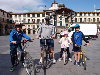 'Decabike' reunió a los tudelanos amantes de la bicicleta en una carrera no competitiva que se inició desde la Plaza Nueva y recorrió el centro de Tudela. Más tarde, la fiesta se prolongó en el Colegio Griseras donde se celebraron actividades como zumba con el Gimnasio Seven, Crossfit con IronBox Tudela, fútbol, taller de pintacaras, patines, etc.
