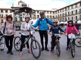 'Decabike' reunió a los tudelanos amantes de la bicicleta en una carrera no competitiva que se inició desde la Plaza Nueva y recorrió el centro de Tudela. Más tarde, la fiesta se prolongó en el Colegio Griseras donde se celebraron actividades como zumba con el Gimnasio Seven, Crossfit con IronBox Tudela, fútbol, taller de pintacaras, patines, etc.