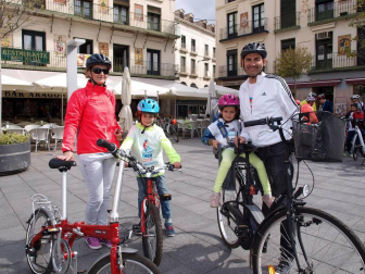 'Decabike' reunió a los tudelanos amantes de la bicicleta en una carrera no competitiva que se inició desde la Plaza Nueva y recorrió el centro de Tudela. Más tarde, la fiesta se prolongó en el Colegio Griseras donde se celebraron actividades como zumba con el Gimnasio Seven, Crossfit con IronBox Tudela, fútbol, taller de pintacaras, patines, etc.