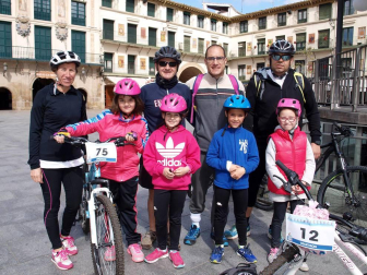 'Decabike' reunió a los tudelanos amantes de la bicicleta en una carrera no competitiva que se inició desde la Plaza Nueva y recorrió el centro de Tudela. Más tarde, la fiesta se prolongó en el Colegio Griseras donde se celebraron actividades como zumba con el Gimnasio Seven, Crossfit con IronBox Tudela, fútbol, taller de pintacaras, patines, etc.
