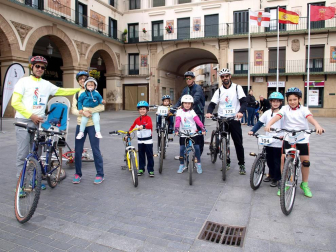 'Decabike' reunió a los tudelanos amantes de la bicicleta en una carrera no competitiva que se inició desde la Plaza Nueva y recorrió el centro de Tudela. Más tarde, la fiesta se prolongó en el Colegio Griseras donde se celebraron actividades como zumba con el Gimnasio Seven, Crossfit con IronBox Tudela, fútbol, taller de pintacaras, patines, etc.