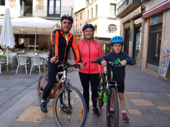 'Decabike' reunió a los tudelanos amantes de la bicicleta en una carrera no competitiva que se inició desde la Plaza Nueva y recorrió el centro de Tudela. Más tarde, la fiesta se prolongó en el Colegio Griseras donde se celebraron actividades como zumba con el Gimnasio Seven, Crossfit con IronBox Tudela, fútbol, taller de pintacaras, patines, etc.