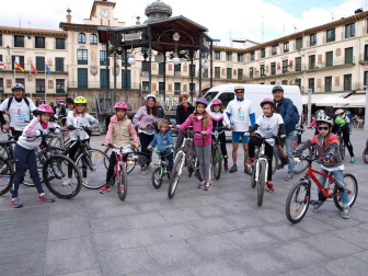 'Decabike' reunió a los tudelanos amantes de la bicicleta en una carrera no competitiva que se inició desde la Plaza Nueva y recorrió el centro de Tudela. Más tarde, la fiesta se prolongó en el Colegio Griseras donde se celebraron actividades como zumba con el Gimnasio Seven, Crossfit con IronBox Tudela, fútbol, taller de pintacaras, patines, etc.