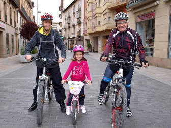 'Decabike' reunió a los tudelanos amantes de la bicicleta en una carrera no competitiva que se inició desde la Plaza Nueva y recorrió el centro de Tudela. Más tarde, la fiesta se prolongó en el Colegio Griseras donde se celebraron actividades como zumba con el Gimnasio Seven, Crossfit con IronBox Tudela, fútbol, taller de pintacaras, patines, etc.