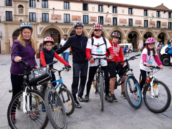 'Decabike' reunió a los tudelanos amantes de la bicicleta en una carrera no competitiva que se inició desde la Plaza Nueva y recorrió el centro de Tudela. Más tarde, la fiesta se prolongó en el Colegio Griseras donde se celebraron actividades como zumba con el Gimnasio Seven, Crossfit con IronBox Tudela, fútbol, taller de pintacaras, patines, etc.