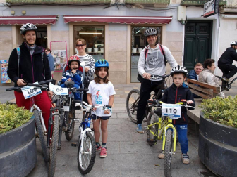 'Decabike' reunió a los tudelanos amantes de la bicicleta en una carrera no competitiva que se inició desde la Plaza Nueva y recorrió el centro de Tudela. Más tarde, la fiesta se prolongó en el Colegio Griseras donde se celebraron actividades como zumba con el Gimnasio Seven, Crossfit con IronBox Tudela, fútbol, taller de pintacaras, patines, etc.