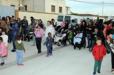 Los vecinos de Rada dieron la bienvenida a sus nuevos gigantes, Don Tizón y Doña Toda, que protagonizaron la apertura de sus fiestas en honor a San Isidro, entre el 13 y el 15 de mayo. Conciertos, ronda de jotas, festejos religiosos, encierros y capeas fueron desgranándose a lo largo de los tres días.