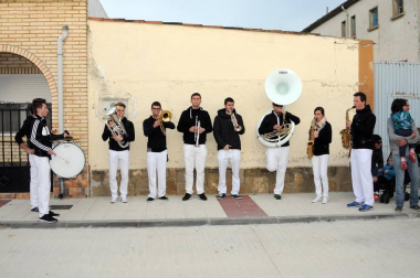 Los vecinos de Rada dieron la bienvenida a sus nuevos gigantes, Don Tizón y Doña Toda, que protagonizaron la apertura de sus fiestas en honor a San Isidro, entre el 13 y el 15 de mayo. Conciertos, ronda de jotas, festejos religiosos, encierros y capeas fueron desgranándose a lo largo de los tres días.