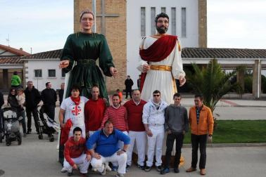 Los vecinos de Rada dieron la bienvenida a sus nuevos gigantes, Don Tizón y Doña Toda, que protagonizaron la apertura de sus fiestas en honor a San Isidro, entre el 13 y el 15 de mayo. Conciertos, ronda de jotas, festejos religiosos, encierros y capeas fueron desgranándose a lo largo de los tres días.