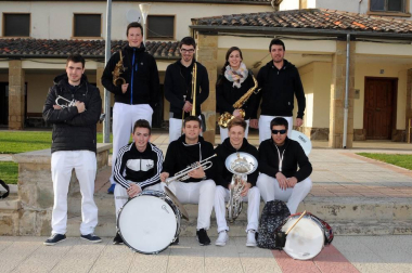 Los vecinos de Rada dieron la bienvenida a sus nuevos gigantes, Don Tizón y Doña Toda, que protagonizaron la apertura de sus fiestas en honor a San Isidro, entre el 13 y el 15 de mayo. Conciertos, ronda de jotas, festejos religiosos, encierros y capeas fueron desgranándose a lo largo de los tres días.