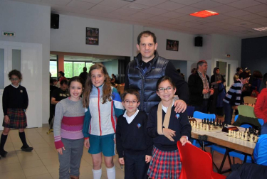 Las instalaciones de la SDC Echavacoiz acogieron la Primera Ronda del Torneo de Primavera de Ajedrez en el que compitieron de forma unificada las diferentes categorías, y que estuvo organizado por la Federación Navarra de este deporte. Los 63 ajedrecistas que tomaron parte en este primer encuentro, deberán afrontar otras cinco rondas más, que tendrán lugar en el Salón de Actos de la Residencia Fuerte del Príncipe.
