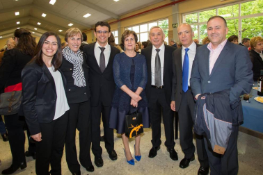 Desde el curso 2001/2002, la Universidad Pública de Navarra ofrece a las personas mayores de cincuenta años la posibilidad de obtener, a través del Programa de Formación del Aula de la Experiencia, un Diploma en Humanidades y Ciencias Sociales. Este fin de semana, los nuevos graduados fueron aplaudidos por el equipo docente y los familiares que se acercaron a disfrutar del evento que pone punto final a su experiencia formativa universitaria.