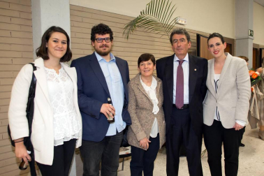 Desde el curso 2001/2002, la Universidad Pública de Navarra ofrece a las personas mayores de cincuenta años la posibilidad de obtener, a través del Programa de Formación del Aula de la Experiencia, un Diploma en Humanidades y Ciencias Sociales. Este fin de semana, los nuevos graduados fueron aplaudidos por el equipo docente y los familiares que se acercaron a disfrutar del evento que pone punto final a su experiencia formativa universitaria.