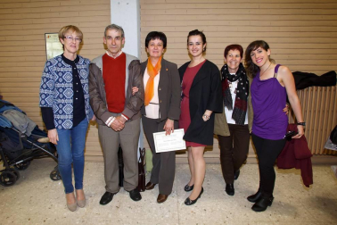 Desde el curso 2001/2002, la Universidad Pública de Navarra ofrece a las personas mayores de cincuenta años la posibilidad de obtener, a través del Programa de Formación del Aula de la Experiencia, un Diploma en Humanidades y Ciencias Sociales. Este fin de semana, los nuevos graduados fueron aplaudidos por el equipo docente y los familiares que se acercaron a disfrutar del evento que pone punto final a su experiencia formativa universitaria.