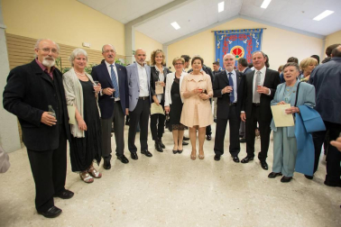 Desde el curso 2001/2002, la Universidad Pública de Navarra ofrece a las personas mayores de cincuenta años la posibilidad de obtener, a través del Programa de Formación del Aula de la Experiencia, un Diploma en Humanidades y Ciencias Sociales. Este fin de semana, los nuevos graduados fueron aplaudidos por el equipo docente y los familiares que se acercaron a disfrutar del evento que pone punto final a su experiencia formativa universitaria.