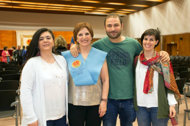 Desde el curso 2001/2002, la Universidad Pública de Navarra ofrece a las personas mayores de cincuenta años la posibilidad de obtener, a través del Programa de Formación del Aula de la Experiencia, un Diploma en Humanidades y Ciencias Sociales. Este fin de semana, los nuevos graduados fueron aplaudidos por el equipo docente y los familiares que se acercaron a disfrutar del evento que pone punto final a su experiencia formativa universitaria.