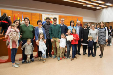 Desde el curso 2001/2002, la Universidad Pública de Navarra ofrece a las personas mayores de cincuenta años la posibilidad de obtener, a través del Programa de Formación del Aula de la Experiencia, un Diploma en Humanidades y Ciencias Sociales. Este fin de semana, los nuevos graduados fueron aplaudidos por el equipo docente y los familiares que se acercaron a disfrutar del evento que pone punto final a su experiencia formativa universitaria.