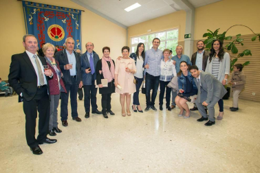 Desde el curso 2001/2002, la Universidad Pública de Navarra ofrece a las personas mayores de cincuenta años la posibilidad de obtener, a través del Programa de Formación del Aula de la Experiencia, un Diploma en Humanidades y Ciencias Sociales. Este fin de semana, los nuevos graduados fueron aplaudidos por el equipo docente y los familiares que se acercaron a disfrutar del evento que pone punto final a su experiencia formativa universitaria.