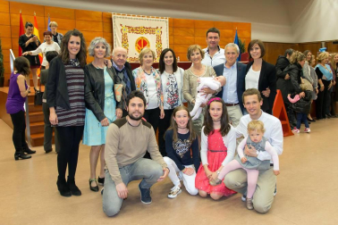 Desde el curso 2001/2002, la Universidad Pública de Navarra ofrece a las personas mayores de cincuenta años la posibilidad de obtener, a través del Programa de Formación del Aula de la Experiencia, un Diploma en Humanidades y Ciencias Sociales. Este fin de semana, los nuevos graduados fueron aplaudidos por el equipo docente y los familiares que se acercaron a disfrutar del evento que pone punto final a su experiencia formativa universitaria.