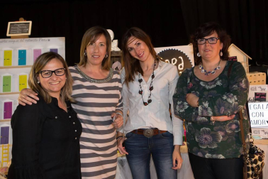 El Mercado de Santo Domingo acogió el pasado domingo una nueva edición del la feria A-mano Market, una iniciativa que reúne a creadores y artesanos navarros. 23 expositores de productos como joyería, bisutería, textil, artesanía, moda, arte y creación presentaron sus propuestas en un market moderno y coqueto organizado por el colectivo de mercaderes A-mano.org con la colaboración de Zentral kafe Teatro