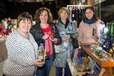 El Mercado de Santo Domingo acogió el pasado domingo una nueva edición del la feria A-mano Market, una iniciativa que reúne a creadores y artesanos navarros. 23 expositores de productos como joyería, bisutería, textil, artesanía, moda, arte y creación presentaron sus propuestas en un market moderno y coqueto organizado por el colectivo de mercaderes A-mano.org con la colaboración de Zentral kafe Teatro