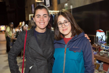 El Mercado de Santo Domingo acogió el pasado domingo una nueva edición del la feria A-mano Market, una iniciativa que reúne a creadores y artesanos navarros. 23 expositores de productos como joyería, bisutería, textil, artesanía, moda, arte y creación presentaron sus propuestas en un market moderno y coqueto organizado por el colectivo de mercaderes A-mano.org con la colaboración de Zentral kafe Teatro