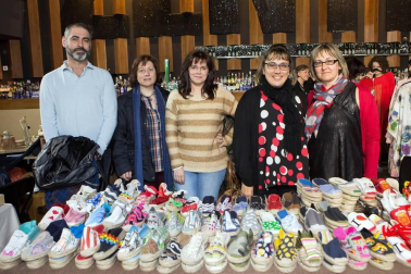 El Mercado de Santo Domingo acogió el pasado domingo una nueva edición del la feria A-mano Market, una iniciativa que reúne a creadores y artesanos navarros. 23 expositores de productos como joyería, bisutería, textil, artesanía, moda, arte y creación presentaron sus propuestas en un market moderno y coqueto organizado por el colectivo de mercaderes A-mano.org con la colaboración de Zentral kafe Teatro