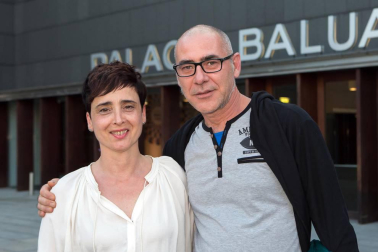 Andrés Calamaro se subió por primera vez al escenario de Baluarte, haciendo una parada dentro de su gira 'Licencia para cantar'. En el concierto estuvo acompañado por el pianista Germán Wiedemer, con el que ha grabado su último disco, 'The romaphonic sessions', que ahora está presentando a sus muchos seguidores.