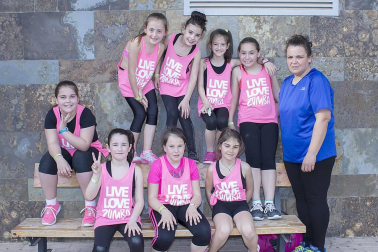 El frontón Retegui II acogió la segunda edición del Maratón de zumba San Adrián, en el que durante más de tres horas aficionados de todas las edades y condiciones disfrutaron del buen hacer de las monitoras Sali Mompó, Dora Pinheiro y Nieves Jiménez. Un evento que combinó la actividad deportiva con las exhibiciones.