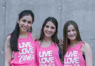 El frontón Retegui II acogió la segunda edición del Maratón de zumba San Adrián, en el que durante más de tres horas aficionados de todas las edades y condiciones disfrutaron del buen hacer de las monitoras Sali Mompó, Dora Pinheiro y Nieves Jiménez. Un evento que combinó la actividad deportiva con las exhibiciones.