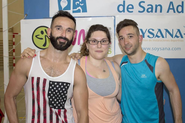El frontón Retegui II acogió la segunda edición del Maratón de zumba San Adrián, en el que durante más de tres horas aficionados de todas las edades y condiciones disfrutaron del buen hacer de las monitoras Sali Mompó, Dora Pinheiro y Nieves Jiménez. Un evento que combinó la actividad deportiva con las exhibiciones.