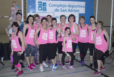 El frontón Retegui II acogió la segunda edición del Maratón de zumba San Adrián, en el que durante más de tres horas aficionados de todas las edades y condiciones disfrutaron del buen hacer de las monitoras Sali Mompó, Dora Pinheiro y Nieves Jiménez. Un evento que combinó la actividad deportiva con las exhibiciones.