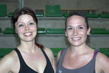El frontón Retegui II acogió la segunda edición del Maratón de zumba San Adrián, en el que durante más de tres horas aficionados de todas las edades y condiciones disfrutaron del buen hacer de las monitoras Sali Mompó, Dora Pinheiro y Nieves Jiménez. Un evento que combinó la actividad deportiva con las exhibiciones.