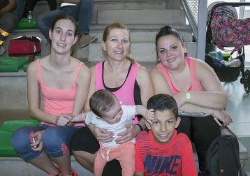 El frontón Retegui II acogió la segunda edición del Maratón de zumba San Adrián, en el que durante más de tres horas aficionados de todas las edades y condiciones disfrutaron del buen hacer de las monitoras Sali Mompó, Dora Pinheiro y Nieves Jiménez. Un evento que combinó la actividad deportiva con las exhibiciones.