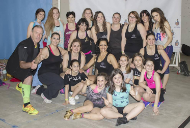 El frontón Retegui II acogió la segunda edición del Maratón de zumba San Adrián, en el que durante más de tres horas aficionados de todas las edades y condiciones disfrutaron del buen hacer de las monitoras Sali Mompó, Dora Pinheiro y Nieves Jiménez. Un evento que combinó la actividad deportiva con las exhibiciones.