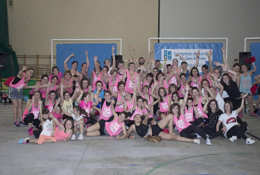 El frontón Retegui II acogió la segunda edición del Maratón de zumba San Adrián, en el que durante más de tres horas aficionados de todas las edades y condiciones disfrutaron del buen hacer de las monitoras Sali Mompó, Dora Pinheiro y Nieves Jiménez. Un evento que combinó la actividad deportiva con las exhibiciones.