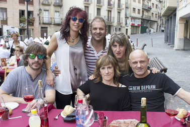 260 comensales disfrutaron el miércoles 25 de mayo de la popular comida en la que se honra las virtudes del gorrín asado y que tuvo lugar en la plaza de Santiago. Con este encuentro gastronómico, los estelleses comenzaban a despedir las Fiestas de la juventud 'Virgen del Puy' de 2016, que habían dado inicio el viernes 20 de mayo. La Asociación de Comerciantes, Hostelería y Servicios de Estella-Lizarra fue la encargada de poner en marcha esta octava edición del Día de exaltación del gorrín.