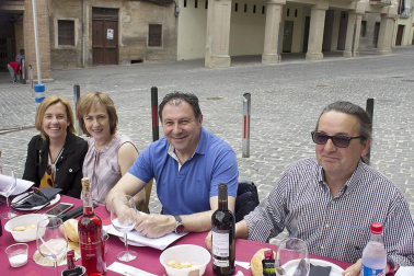 260 comensales disfrutaron el miércoles 25 de mayo de la popular comida en la que se honra las virtudes del gorrín asado y que tuvo lugar en la plaza de Santiago. Con este encuentro gastronómico, los estelleses comenzaban a despedir las Fiestas de la juventud 'Virgen del Puy' de 2016, que habían dado inicio el viernes 20 de mayo. La Asociación de Comerciantes, Hostelería y Servicios de Estella-Lizarra fue la encargada de poner en marcha esta octava edición del Día de exaltación del gorrín.