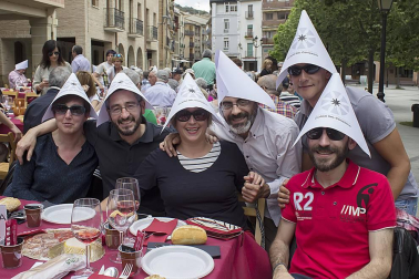 260 comensales disfrutaron el miércoles 25 de mayo de la popular comida en la que se honra las virtudes del gorrín asado y que tuvo lugar en la plaza de Santiago. Con este encuentro gastronómico, los estelleses comenzaban a despedir las Fiestas de la juventud 'Virgen del Puy' de 2016, que habían dado inicio el viernes 20 de mayo. La Asociación de Comerciantes, Hostelería y Servicios de Estella-Lizarra fue la encargada de poner en marcha esta octava edición del Día de exaltación del gorrín.